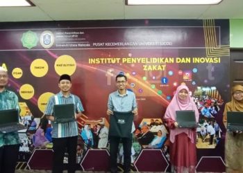 DR. Mohd Solehuddin (dua dari kiri) dan Dr. Nursiha (kanan) bersama staf sempena Program Komuniti Bantuan Laptop Kepada Pelajar Asnaf Dan B40 Terpilih