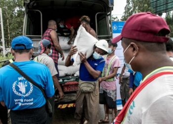 PENDUDUK menerima bantuan beras yang disumbangkan oleh Program Makanan Sedunia di Yangon, Myanmar. - AFP