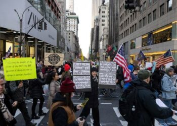 PENUNJUK perasaan melakukan protes membantah peraturan vaksin Covid-19 di New York pada 20 November tahun lalu. - AFP