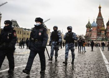 ANGGOTA polis dan Pengawal Kebangsaan Rusia (Rosgvardia) melakukan kawalan di Red Square, Moscow.-AFP