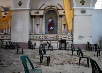 KEROSAKAN yang berlaku dalam sebuah gereja akibat gempa bumi di Amatitlan, Guatemala City. - AFP