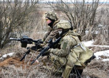 DUA anggota tentera Ukraine menjalani latihan ketenteraan di sebuah lokasi rahsia di negara itu, kelmarin. - AFP