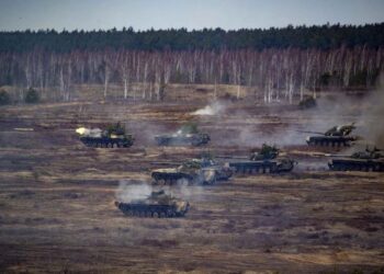 KERETA kebal milik tentera Rusia dan Belarus menjalani latihan ketenteraan bersama di Brest, kelmarin. - AFP