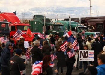 ORANG ramai berkumpul untuk protes bersama pemandu trak dalam ‘Konvoi Rakyat' di Adelanto, California. - AFP