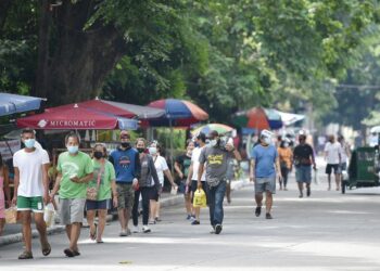 PELITUP muka masih diwajibkan kepada semua penduduk Filipina, terutamanya di kawasan umum. - AFP