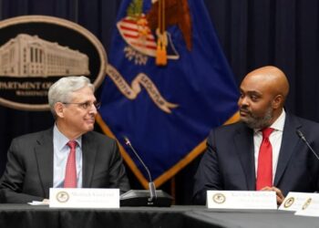 PEGUAM Negara Amerika Syarikat, Merrick Garland (kiri) dan ketua pendakwa raya bagi kes penipuan bantuan Covid-19, Kevin Chambers (kiri) di Washington. - AFP