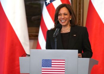 KAMALA Harris dalam sidang akhbar bersama Presiden Andrzej Duda di Istana Belwelder di Warsaw, Poland. - AFP