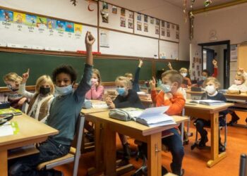 KANAK-KANAK memakai pelitup muka semasa sesi pembelajaran di sebuah sekolah di Belgium.-AFP