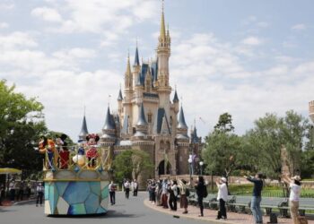 TAMAN tema Disneyland antara tarikan utama sektor pelancongan di Jepun yang kembali aktif selepas pembukaan semula sempadan antarabangsa. - GAMBAR HIASAN