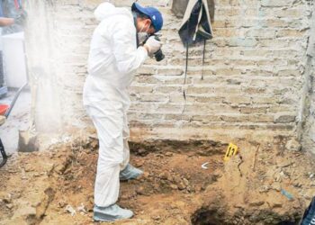 ANGGOTA forensik mengambil gambar ketika siasatan di rumah suspek pembunuh bersiri di Atizapan de Zaragoza, Mexico. - AFP