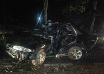 KEADAAN kereta Proton Wira Aeroback dinaiki lima lelaki terlibat kemalangan di Jalan Slim Lama, Tanjung Malim semalam. - UTUSAN/IHSAN JBPM