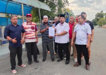 ABU Bakar Hamzah  menunjukkan laporan polis yang dibuat berhubung dakwaan 800 penyokong Bersatu keluar parti di Ibu Pejabat Polis Daerah Kangar, Perlis hari ini. UTUSAN/SYED AZLAN SAYID HIZAR