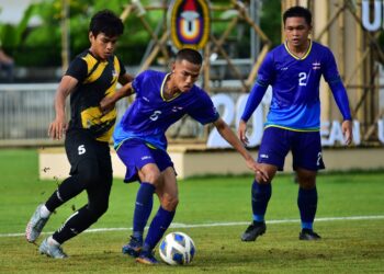 PEMAIN negara, Saiful Iskandar (kiri) cuba merampas bola daripada kawalan pemain Thailand, Prachpeecha Pachthong (tengah) di Stadium Universiti Ubon Ratchathani Rajabhat.