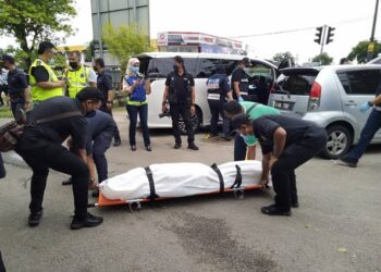ANGGOTA polis mengangkat mayat mangsa yang maut selepas ditembak di hadapan sebuah restoran di Jalan Kampung Baru, Sungai Petani, hari ini.