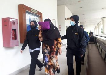 Noorlida Selamat semasa dibawa ke Mahkamah Sesyen Alor Setar hari ini untuk didakwa menerima rasuah.