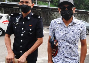 Amir Hasan Jalani dibawa ke Mahkamah Majistret Johor Bahru untuk berdepan pertuduhan memandu secara melulu sehingga menyebabkan kemalangan di Tambak Johor.- UTUSAN/RAJA JAAFAR ALI