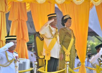 Sultan Sallehuddin dan Sultanah Maliha berangkat ke Istiadat Perbarisan Kehormatan Sempena Sambutan Ulang Tahun Hari Keputeraan Sultan Kedah Ke-81 di Dataran Medan Bandar, Alor Setar semalam.