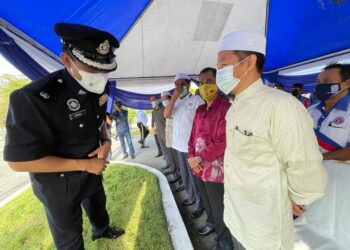 NIK Mohamad Abduh Nik Abdul Aziz berbual dengan Mohamad Ismail Jamaludin ketika sambutan Hari Polis Ke-215 Peringkat IPD Bachok, Kelantan, hari ini. - UTUSAN/TOREK SULONG