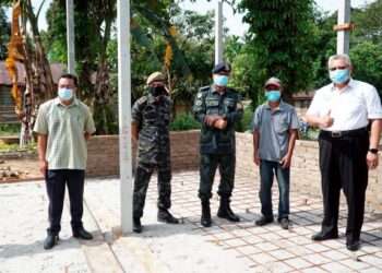 ABRI Bah Ali (dua dari kanan) pada majlis peletakan batu asas pembinaan rumahnya di Kampung Kuala Senta, Bidor dekat Tapah, Perak, kelmarin. - UTUSAN/ZULFACHRI ZULKIFLI