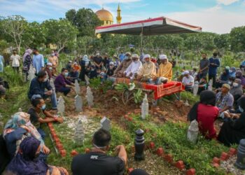 JENAZAH Abu Bakar Omar dikebumikan 
di Tanah Perkuburan Islam Akar Peluru, Jalan Pegawai, Alor Setar hari ini. - UTUSAN/SHAHIR NOORDIN