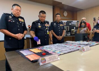 KAMARUL ZAMAN MAMAT menunjukkan dadah yang dibungkus dalam pek minuman daa sidang akhbar di IPK Johor, Johor Bahru.