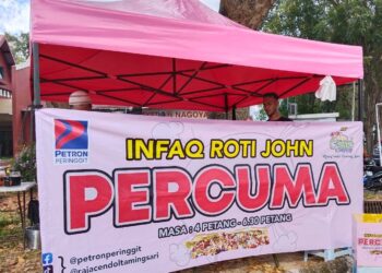 GERAI program infak roti john percuma di Stesen Minyak Petron di Peringgit, Melaka beroperasi setiap hari kecuali Khamis. - UTUSAN/MUHAMMAD SHAHIZAM TAZALI