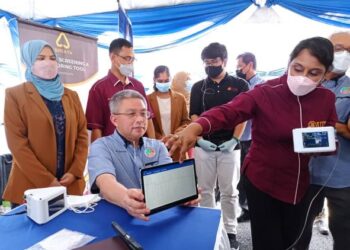 CAPTION
ADHAM Baba (duduk) mencuba prototaip i-Breath pada Majlis Perasmian Ruang Reka STIE Keluarga Malaysia Parlimen Tenggara dan Showcase Prototaip Peranti i-Breath di Pusat Perkhidmatan dan Transit Pelancongan Batu Ampat, Kota Tinggi, Johor. - FOTO/MASTURAH SURADI