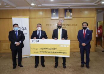 ADHAM Baba (dua dari kiri) menerima sumbangan 2.7 juta picagari LDV daripada Etiqa Family Takaful Berhad di Kementerian Kesihatan, Putrajaya hari ini.