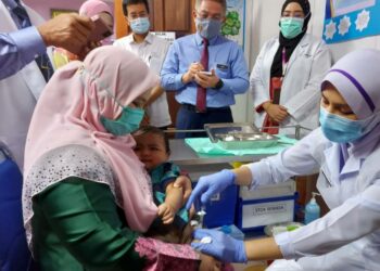 HAZIM Syafi Hashazuraimy sedang mendapat vaksin imunisasi pneumokokal disaksikan Adham Baba di Klinik Ibu dan Anak Raub, Pahang hari ini.