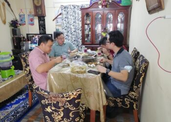 GAMBAR dikongsi seorang pengguna Facebook memaparkan Jimmy Puah Wee Tse (dua kiri) yang didakwa melakukan kunjungan raya semasa Aidilfitri baru-baru ini di Johor.