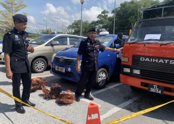 WAN Kamarul Azran Wan Yusof menunjukkan teksi dan lori yang digunakan Geng Ady Longar  melakukan samun bersenjata sekitar Kuala Lumpur dan Selangor di Ibu Pejabat Polis Daerah Sepang. - UTUSAN/AQILAH MIOR KAMARULBAID