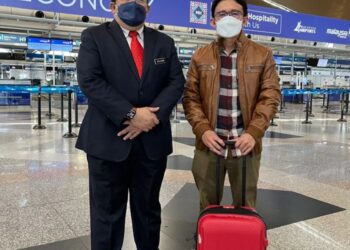 : SIRAJUDDIN Suhaimee (kiri) bergambar dengan Amru Al Haz Adnan sebelum berlepas ke Britain, di KLIA kelmarin. - Foto ihsan Facebook Jakim