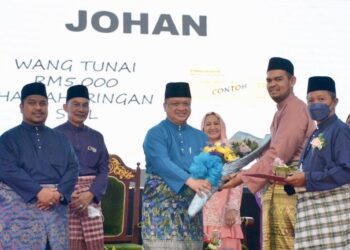 TUANKU Syed Faizuddin Putra Jamalullail menyampaikan hadiah kepada pemenang Tilawah dan Hafazan al-Quran Peringkat Negeri Perlis di Kangar, Perlis malam tadi.-UTUSAN