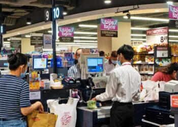 ORANG ramai membeli-belah di pasar raya AEON.