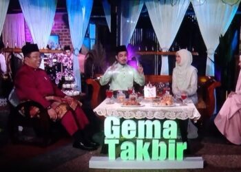 SIRAJUDDIN Suhaimee (kiri) ketika ditemubual Amin Idris (dua dari kiri) dan Dayah Bakar (dua dari kanan) melalui program Gema Takbir di TV1 RTM semalam. - Foto media sosial