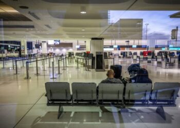 AUSTRALIA menutup pintu sempadan kepada semua pengunjung bukan warganegara dan bukan penduduk sejak Mac tahun lalu serta mengehadkan ketibaan antarabangsa bulan ini terutamanya rakyatnya yang pulang dari luar negara. -AFP