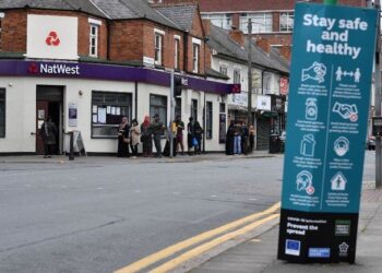 BRITAIN yakin mampu meredakan kadar jangkitan wabak Covid-19 menerusi kejayaan program vaksinasi. -AFP