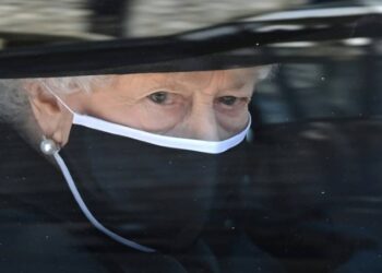 RATU ELIZABETH II belum pernah membuat kemunculan di khalayak awam sejak pengebumian mendiang suaminya, Putera Philip. -AFP