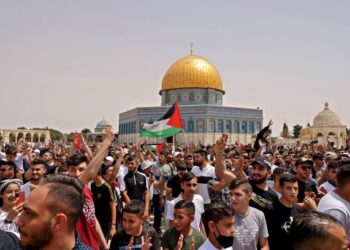 PENDUDUK Palestin meraikan kegembiraan dan kejayaan gencatan senjata yang disifatkan sebagai kemenangan untuk penduduk Palestin di Masjid Al-Aqsa. -AFP