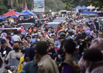 ORANG ramai mengunjungi pasar menjual pakaian di Bekasi menjelang sambutan Hari Raya Aidilfitri. - AFP