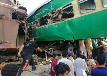 GAMBAR kemalangan kereta api yang berlaku pada 11 Julai 2019 di wilayah Punjab, Pakistan. -AFP