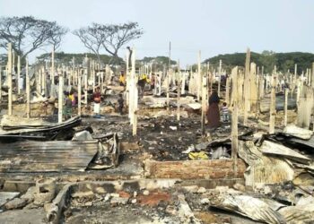 PELARIAN Rohingya melihat kem pelarian di Teknaf, selatan Cox Bazar pada 14 Januari lalu yang dipenuhi debu selepas terbakar. -AFP