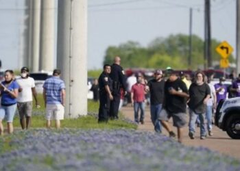 PIHAK polis mengarahkan pekerja mengosongkan tempat kejadian tembakan di kawasan perindutsrian di Bryan, Texas. -AFP