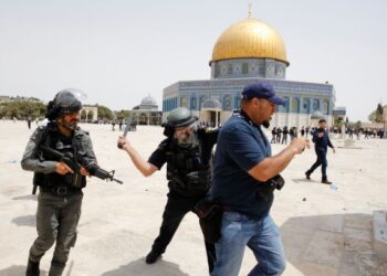 WARTAWAN AFP dipukul oleh tentera Israel ketika cuba merakamkan gambar di pekarangan Masjid Al-Aqsa. - AFP