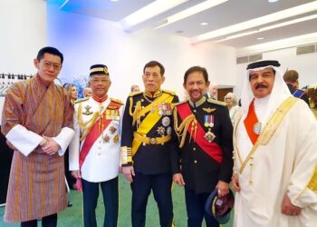 Al-Sultan Abdullah berkenan bergambar bersama (dari kiri) Raja Bhutan, Jigme Khesar Namgyel Wangchuck; Raja Thailand, Raja Maha Vajiralongkorn;  Sultan Brunei, Sultan Hassanal Bolkiah dan Raja Bahrain; Raja Hamad Isa Al Khalifa yang turut hadir pada Istiadat Pertabalan Baginda Raja Charles III di Westminster Abbey, London, United Kingdom semalam.  - GAMBAR ISTANA NEGARA