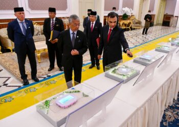 Yang di-Pertuan Agong Al-Sultan Abdullah Ri’ayatuddin Al-Mustafa Billah Shah berkenan menerima persembahan replika kesemua lapan stadium yang telah dibina di Qatar bagi Piala Dunia 2022 daripada Duta Besar Qatar, Fahad Mohammed Kafoud  di Istana Negara semalam. - Gambar Istana Negara