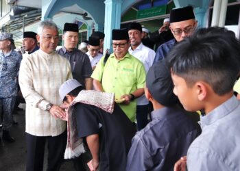 Yang di-Pertuan Agong, Al-Sultan Abdullah Ri’ayatuddin Al-Mustafa Billah Shah bersalam dengan jemaah selepas menunaikan solat Jumaat di Masjid Abu Bakar, Tanah Rata di Cameron Highlands hari ini.  - UTUSAN/MUHAMMAD NAZREEN SYAH MUSTHAFA