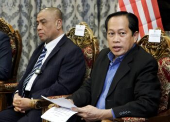 AHMAD Maslan (kanan) dan Saarani Mohamad dalam sidang akhbar Majlis Dialog Belanjawan 2023 di Bangunan Perak Darul Ridzuan di Ipoh hari ini. - UTUSAN/MUHAMAD NAZREEN SYAH MUSTHAFA