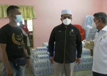 AHMAD Marzuk Shaary ketika hadir pada program penyampaian sumbangan kepada mangsa banjir di Ampang, Selangor, semalam. – IHSAN RTM