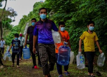 PENDUDUK sekitar kawasan Keramat beratur untuk mendapatkan air bersih bagi kegunaan harian dari pili awam yang  disediakan oleh Pengurusan Air Selangor Sdn. Bhd. (Air Selangor) semalam.